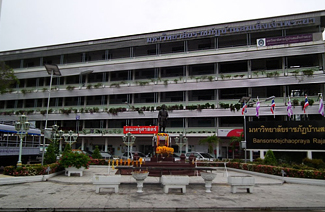 班颂德皇家大学校徽logo图片